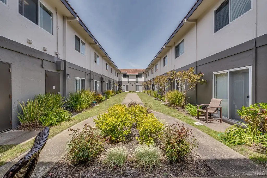PSLSerraHighlandsL-30 Outdoor Courtyard